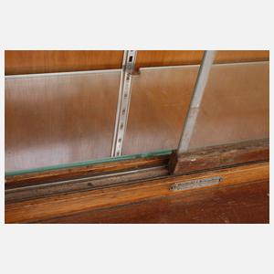 Große Ladeneinrichtung