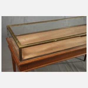 Tisch mit Vitrinenaufsatz