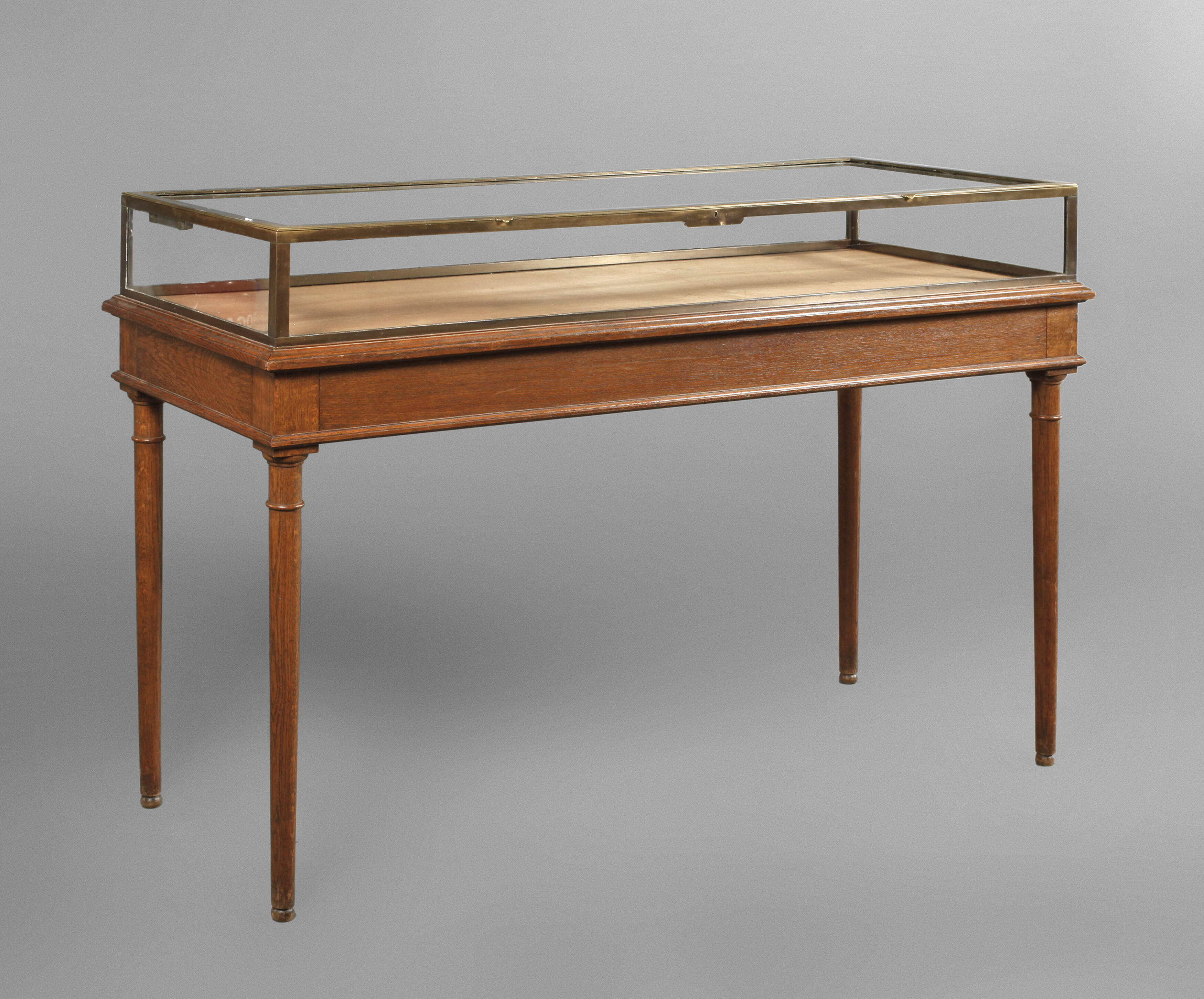 Tisch mit Vitrinenaufsatz