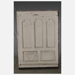 Große klassizistische Wandvertäfelung