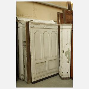 Große klassizistische Wandvertäfelung