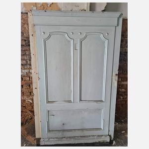 Große klassizistische Wandvertäfelung