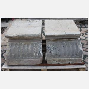 Paar große klassizistische Sandsteinkapitelle