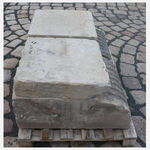 Paar große klassizistische Sandsteinkapitelle