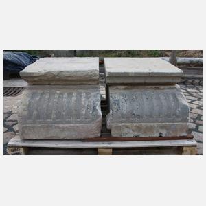 Paar große klassizistische Sandsteinkapitelle