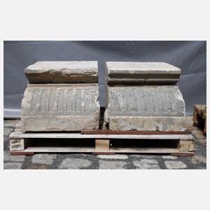 Paar große klassizistische Sandsteinkapitelle