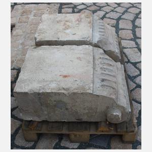 Paar große klassizistische Sandsteinkapitelle