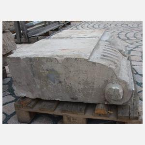 Paar große klassizistische Sandsteinkapitelle