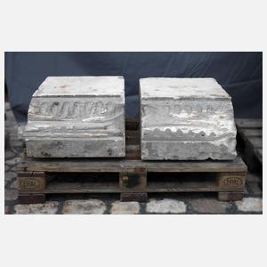 Paar große klassizistische Sandsteinkapitelle