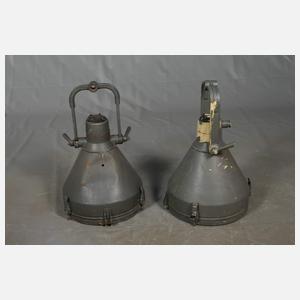 Paar große Industrielampen