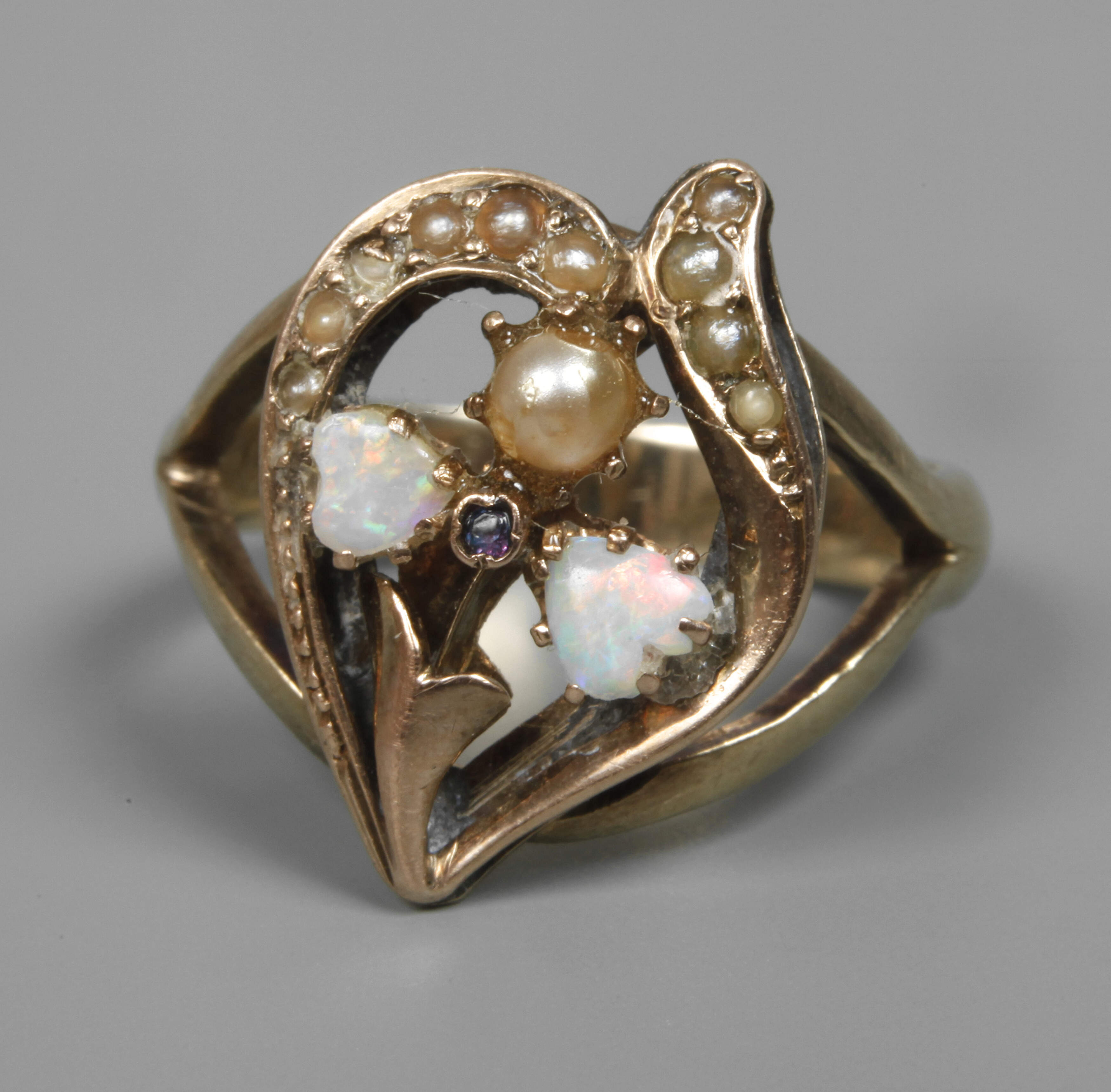 Jugendstilring mit Edelopalen und Perlen