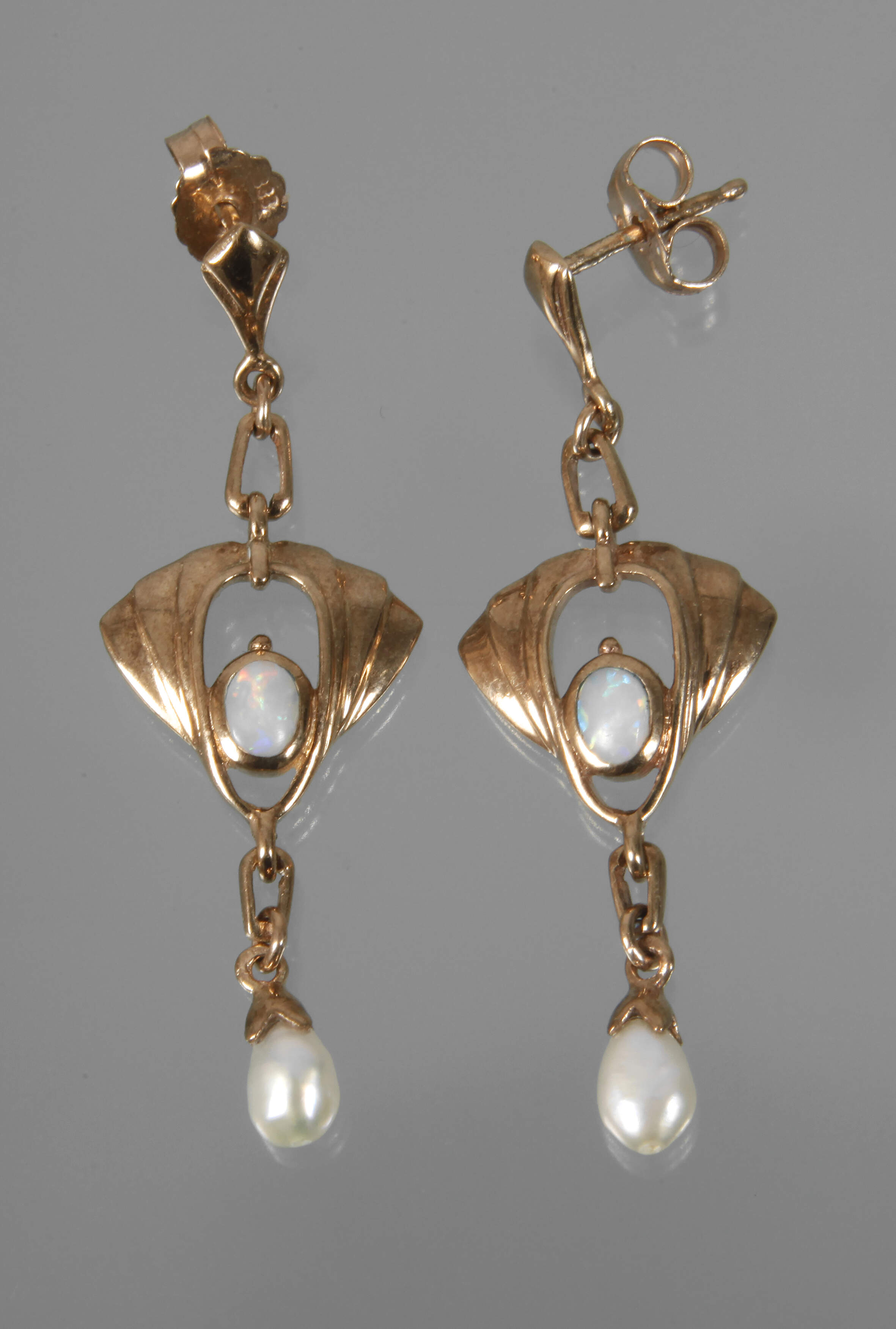 Paar Ohrhänger mit Edelopalen und Perlen