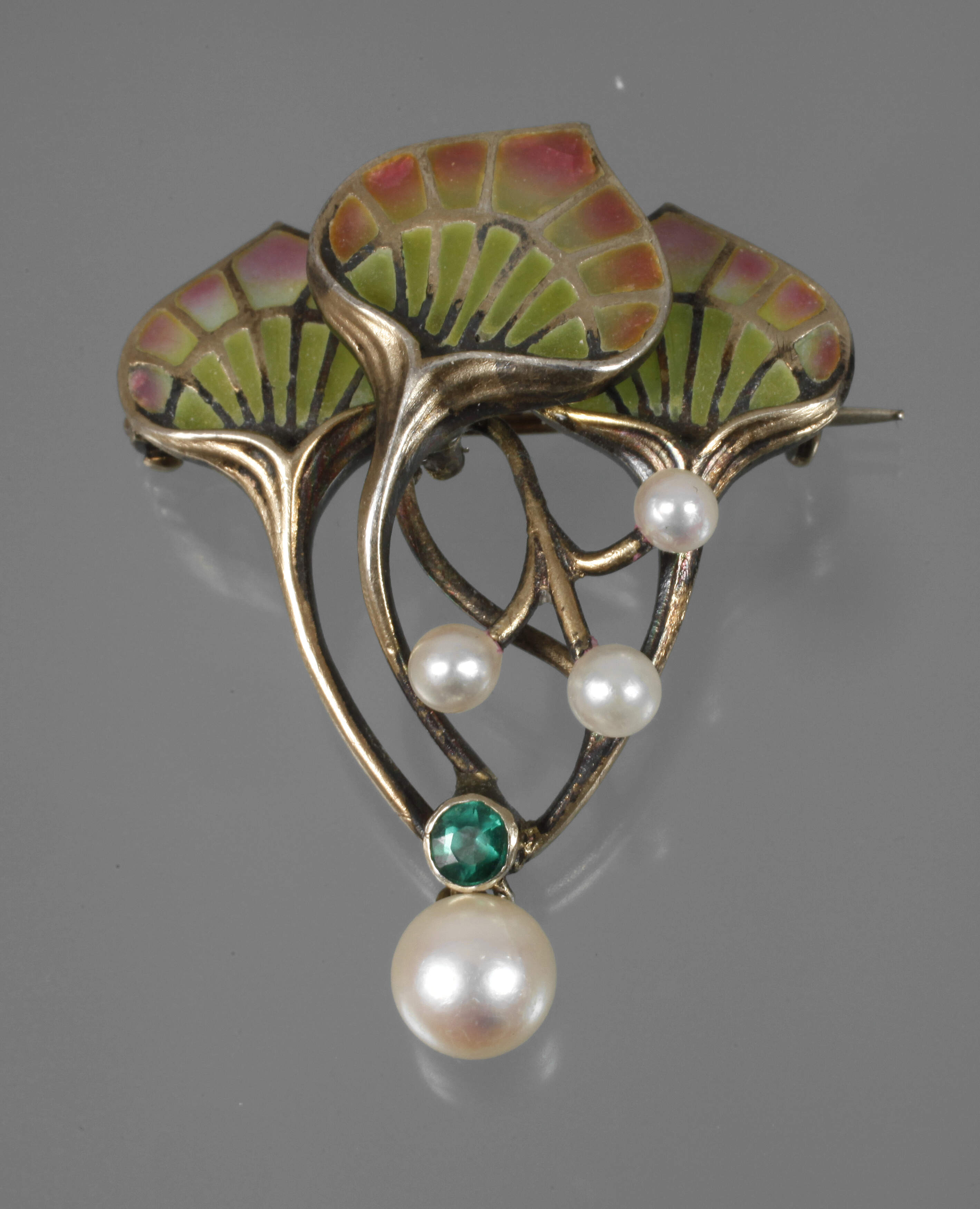 Brosche mit Fensteremaille und Perlen