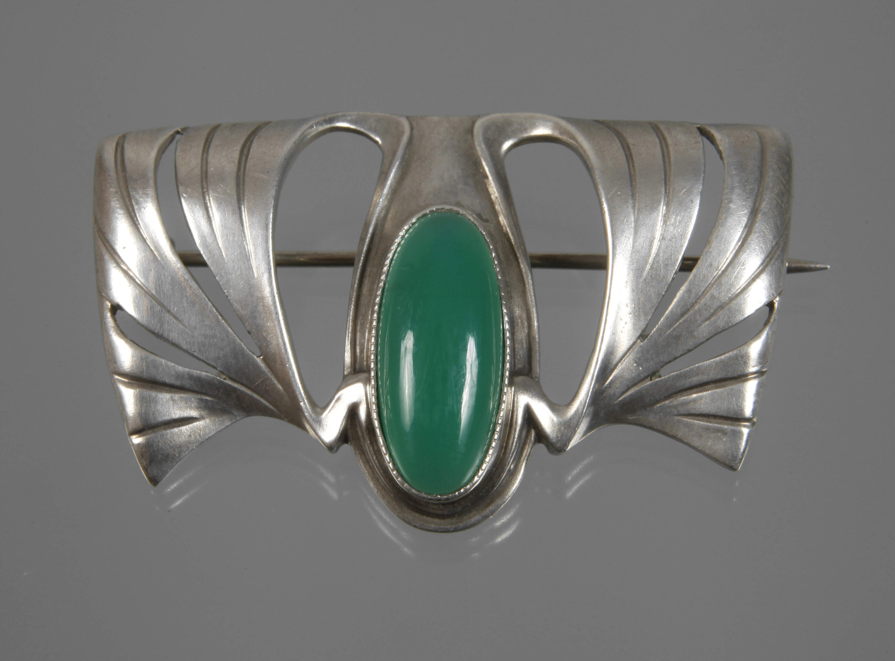 Patriz Huber, Brosche mit Chrysopras