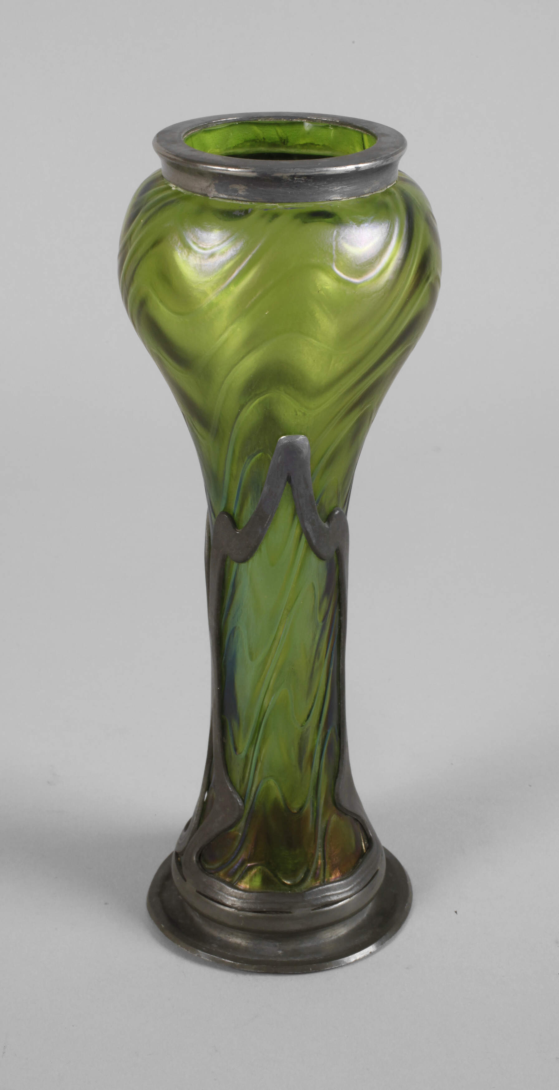 Kralik Vase mit Zinnmontierung