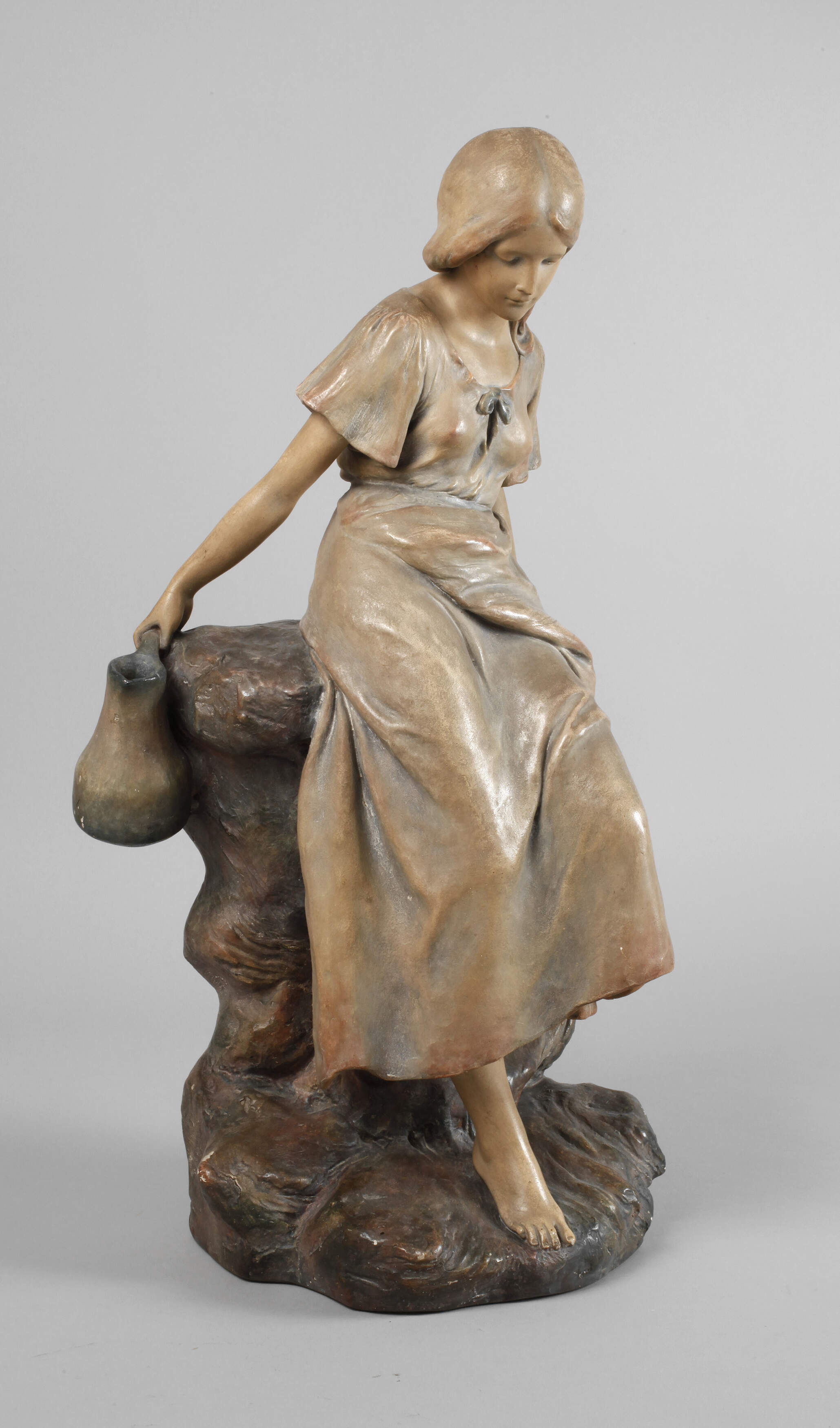 Große Figur Bäuerin mit Weinkanne