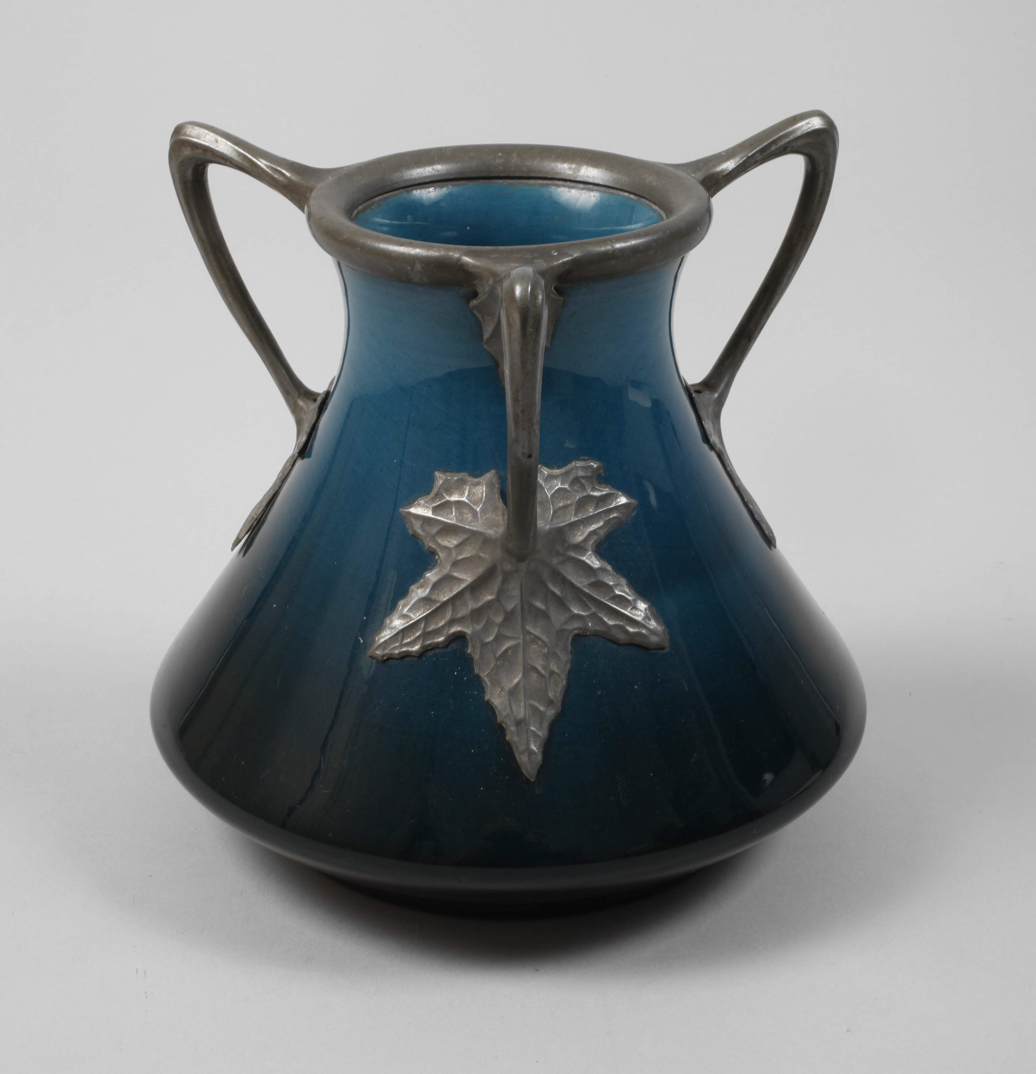 J. von Schwarz Vase mit Zinnmontierung