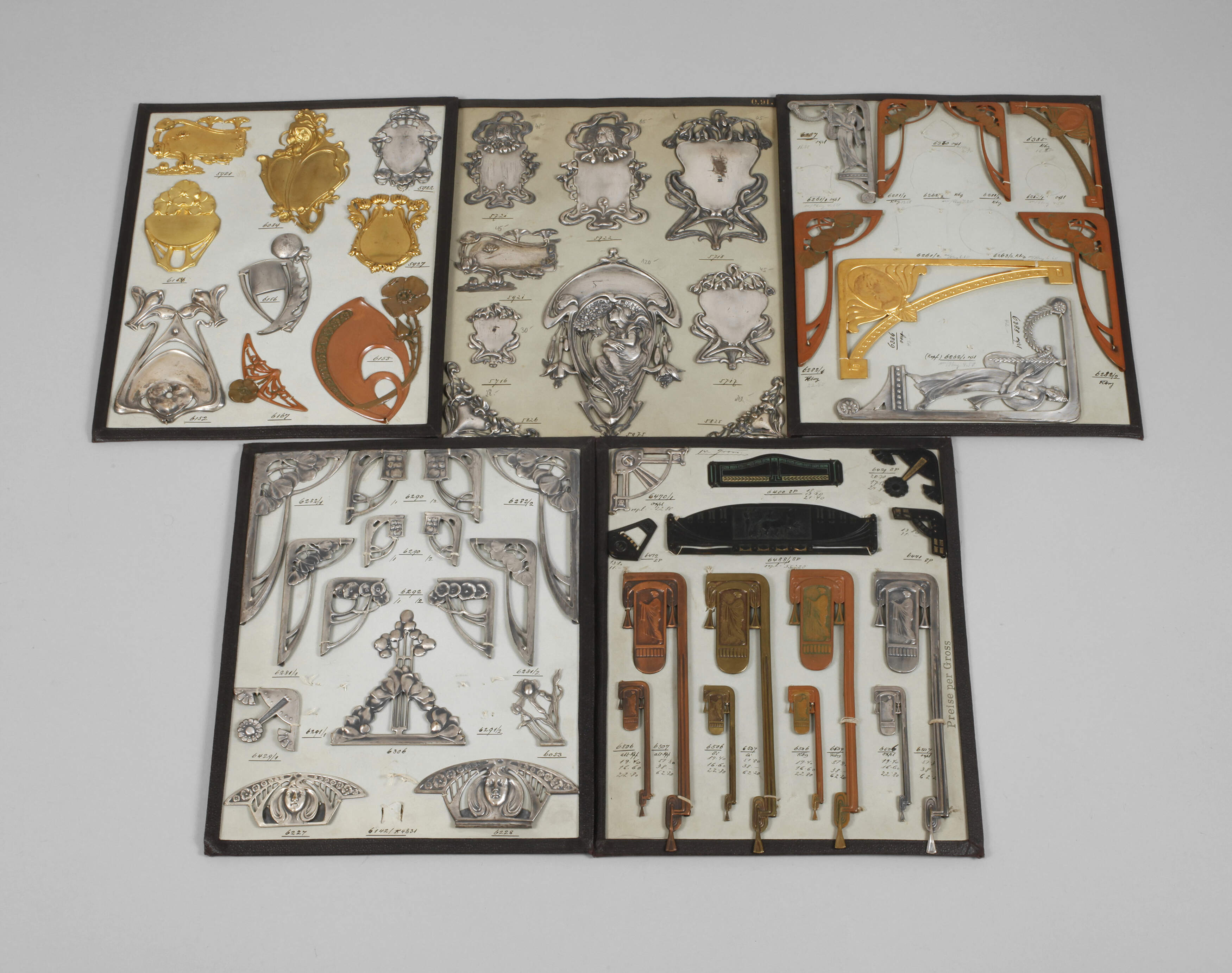 Fünf Tafeln mit Mustern von Jugendstil-Beschlägen