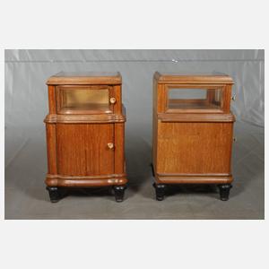 Paar kleine Vitrinenschränkchen