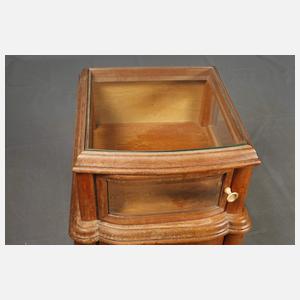 Paar kleine Vitrinenschränkchen