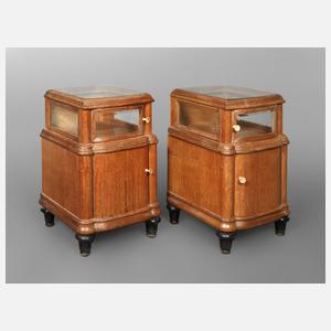 Paar kleine Vitrinenschränkchen