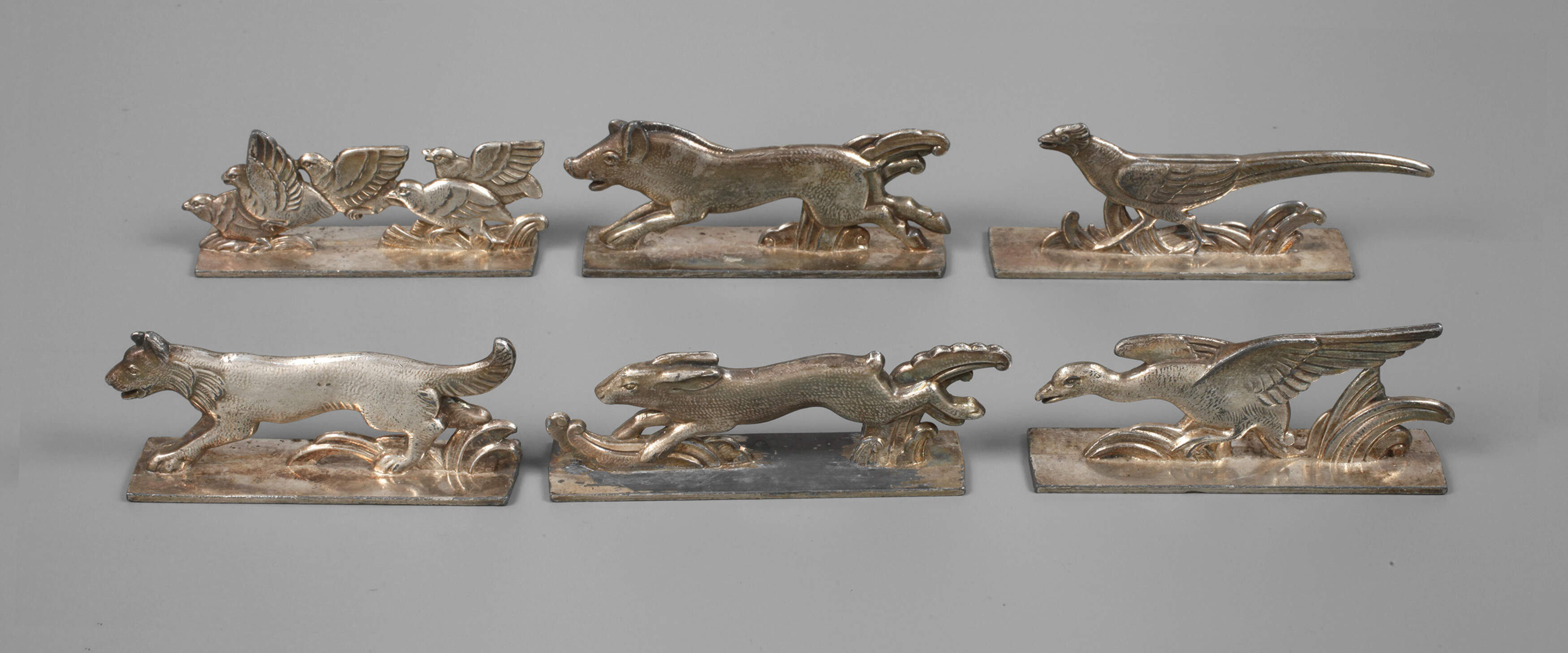 Sechs figürliche Messerbänkchen Art déco