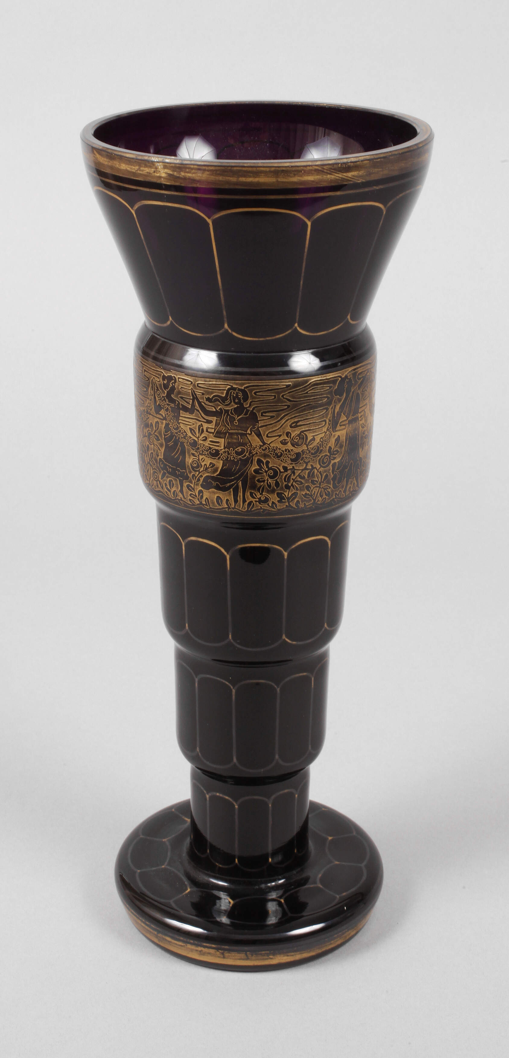 Große Vase mit geätztem Fries