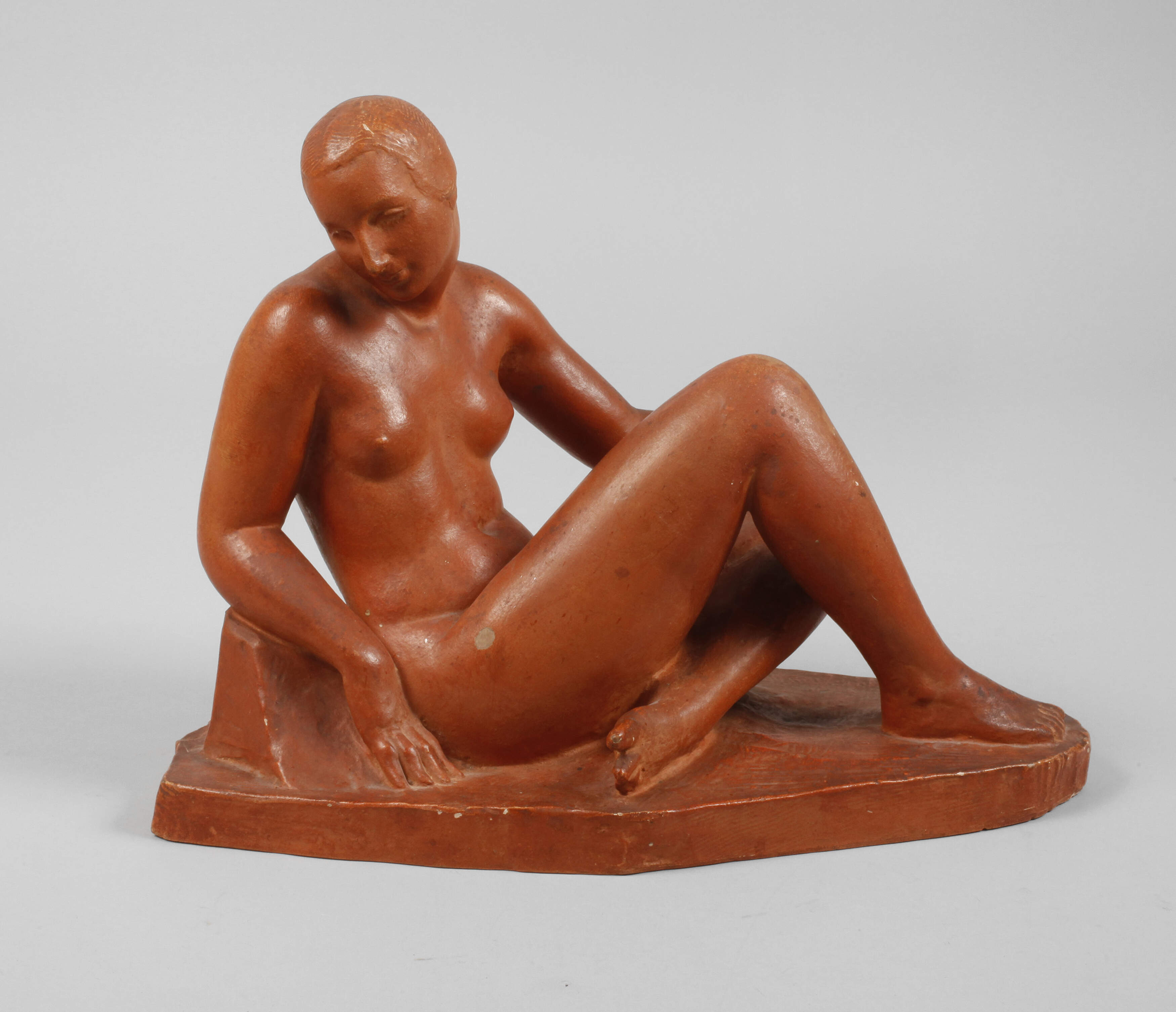 Terrakottafigur sitzender weiblicher Akt