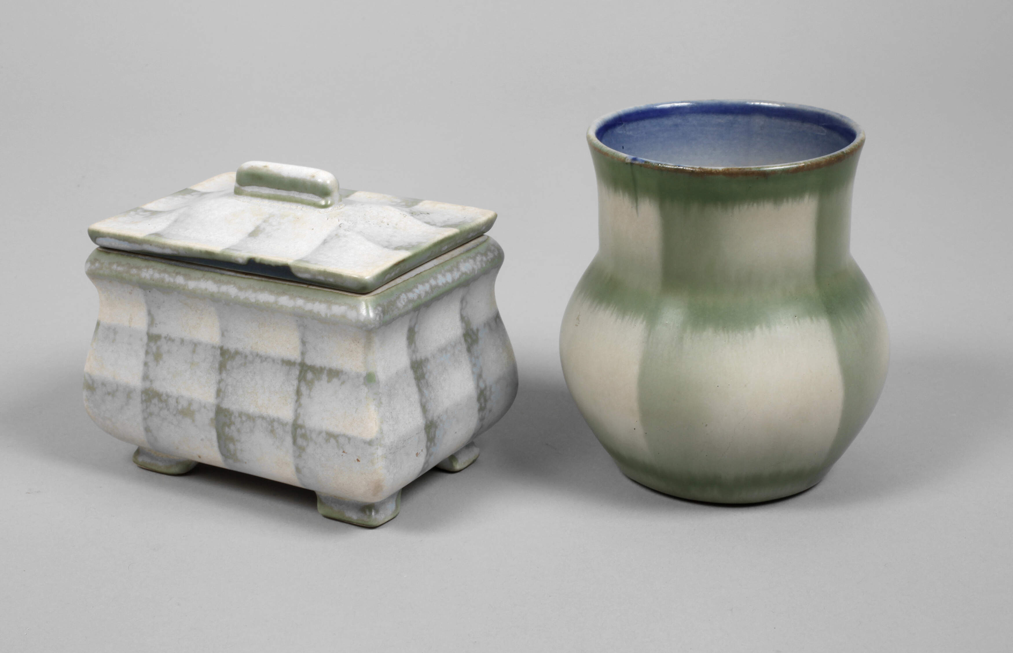 Bunzlau Vase und Deckeldose Spritzdekor