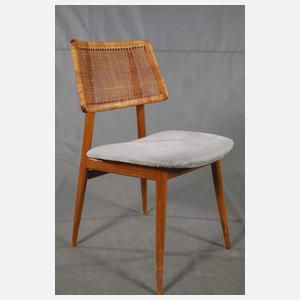 Satz von fünf Stühlen