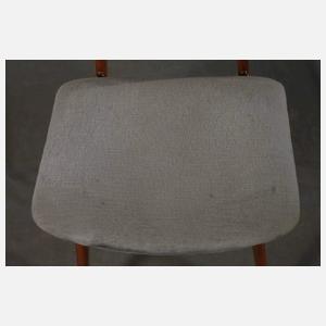 Satz von fünf Stühlen