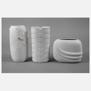 Konvolut Designvasen mit Reliefdekor