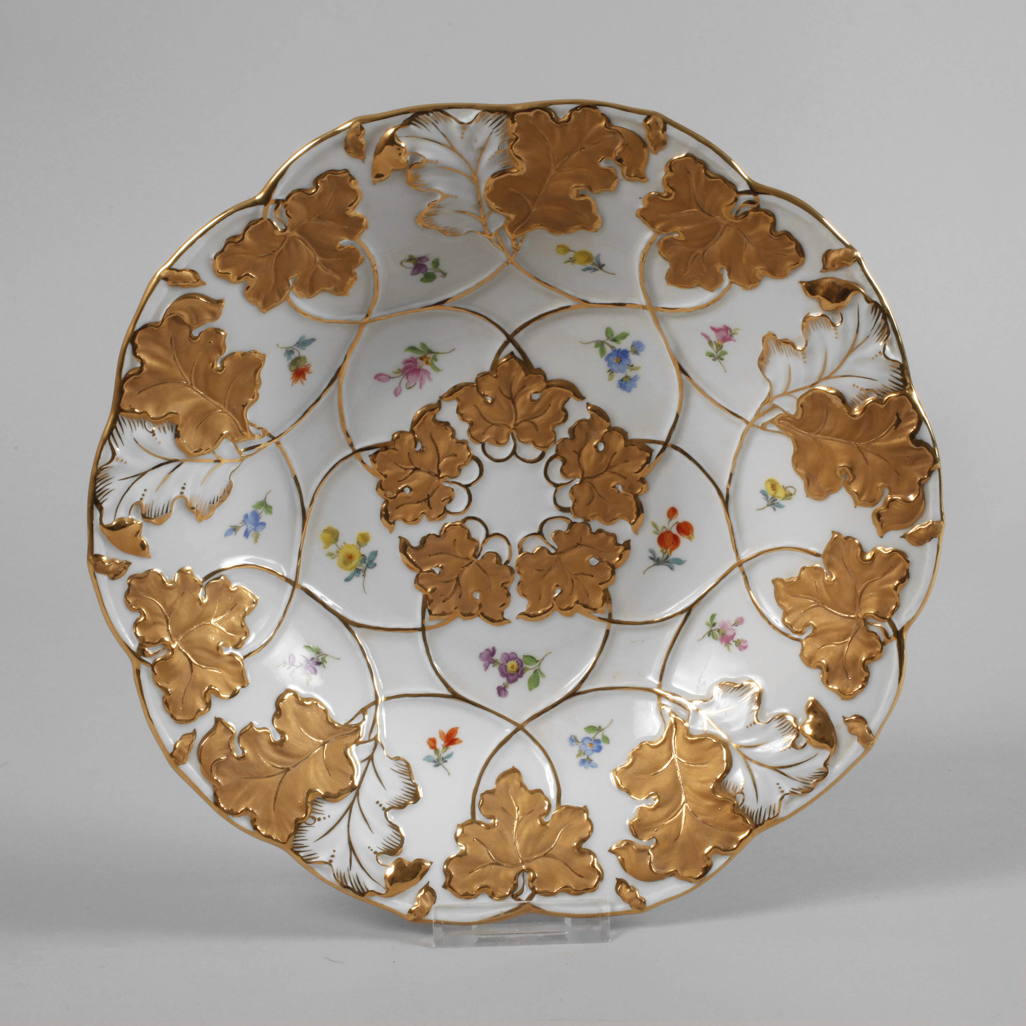 Meissen Prunkteller Streublümchendekor