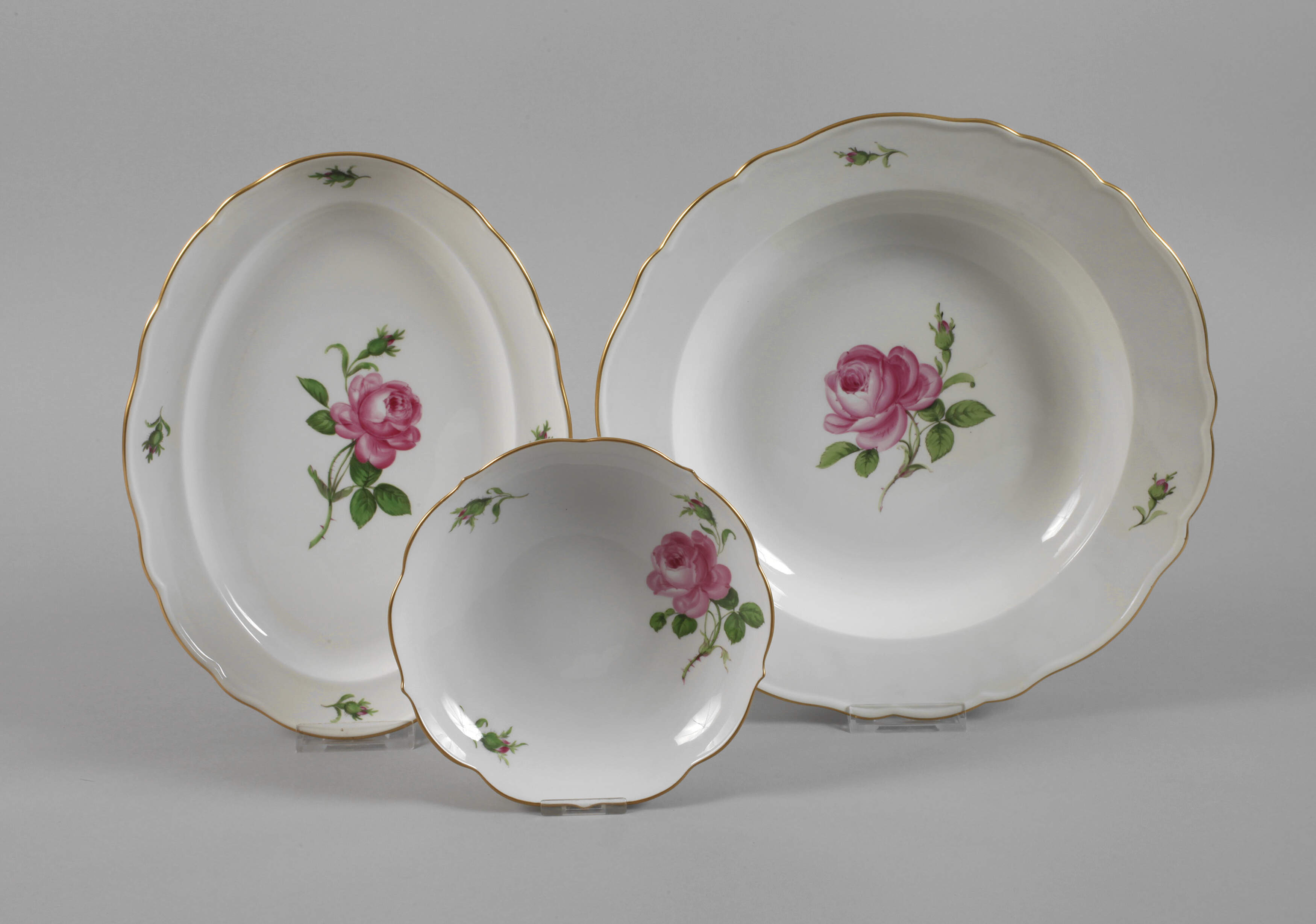 Meissen Anbietplatte und zwei Schalen "Rote Rose"