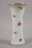 Meissen Stangenvase Streublümchendekor