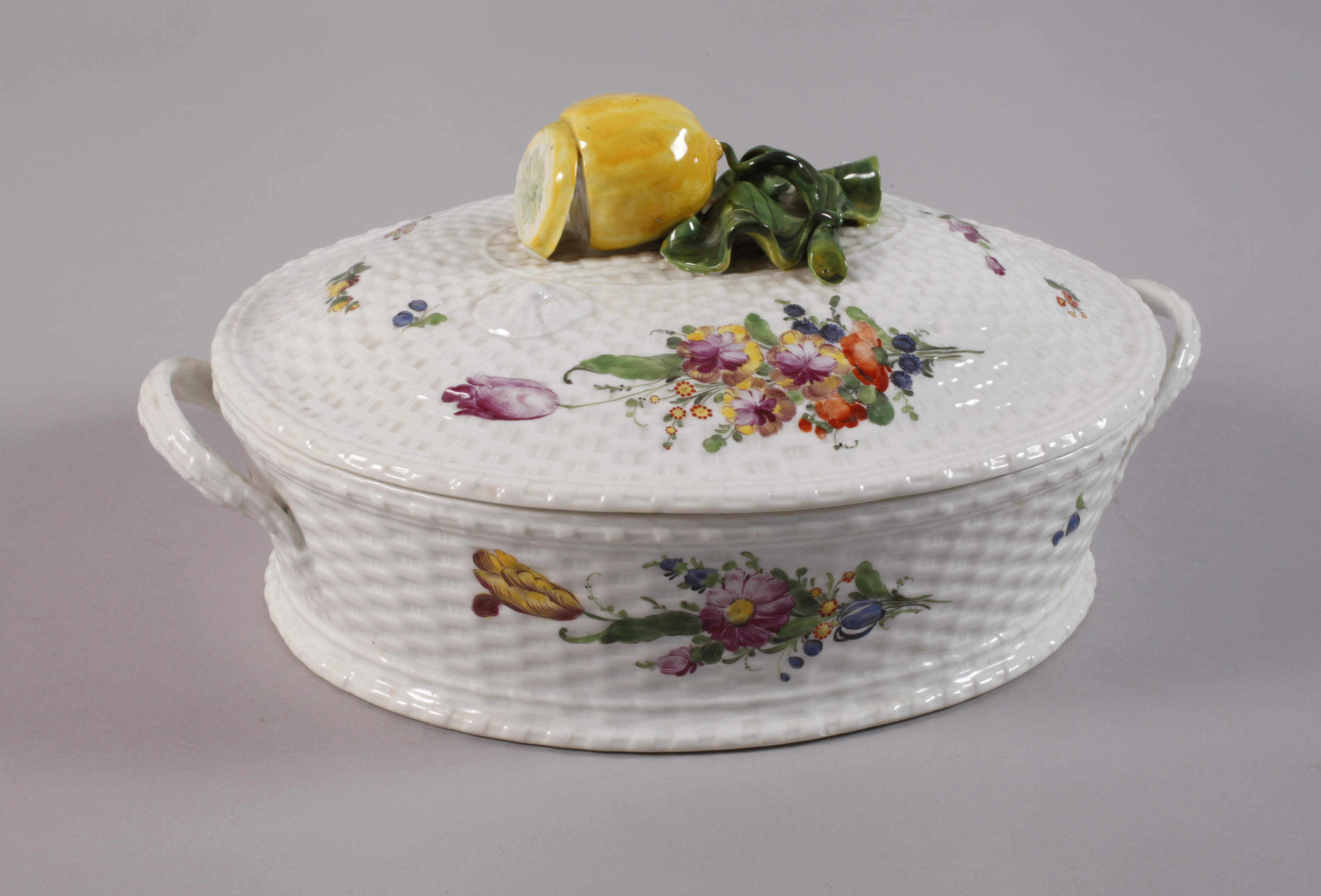 Nymphenburg Deckelterrine als Henkelkorb