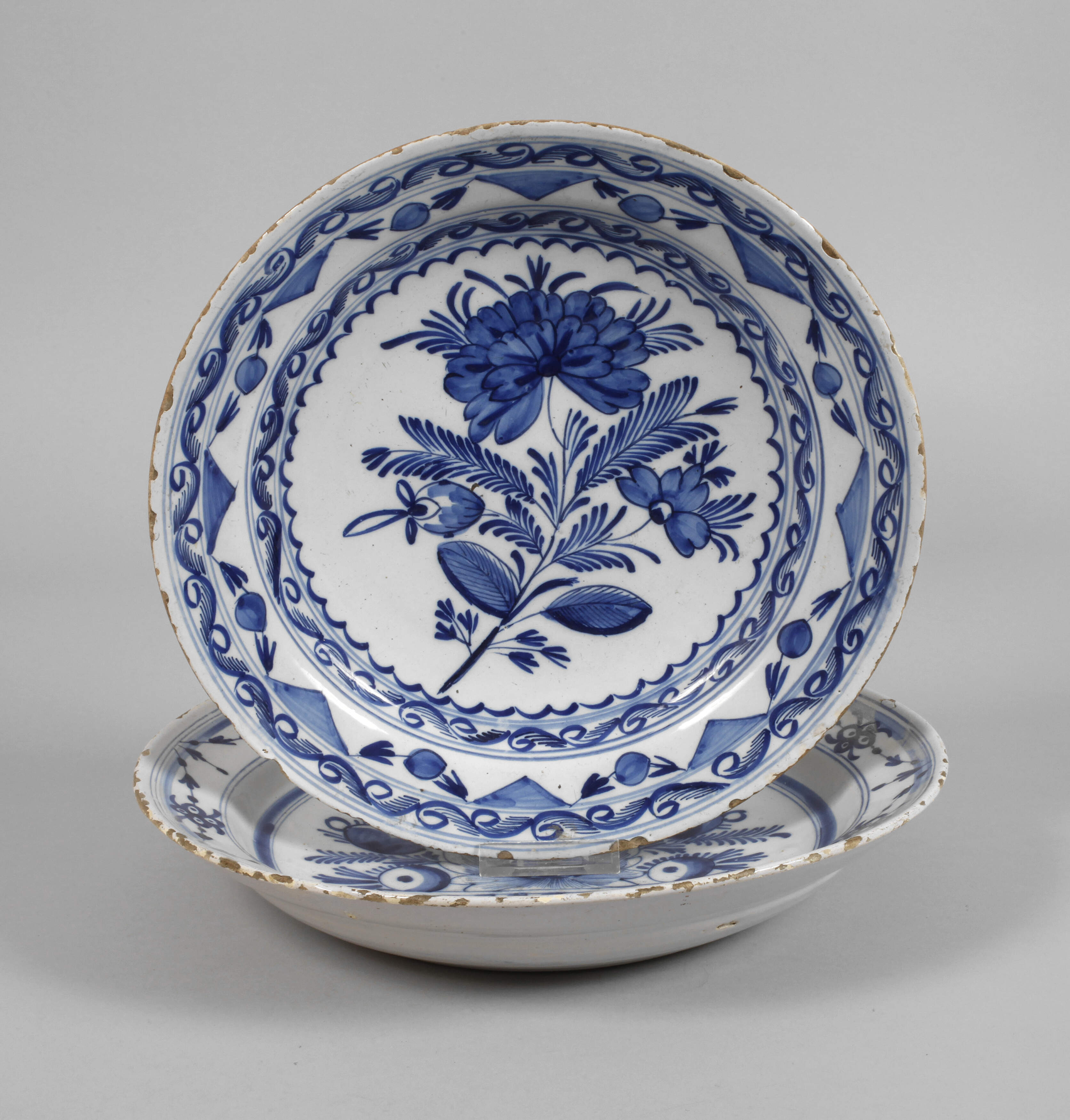 Zwei große Fayenceteller Delft