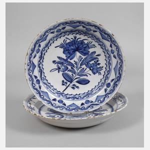 Zwei große Fayenceteller Delft