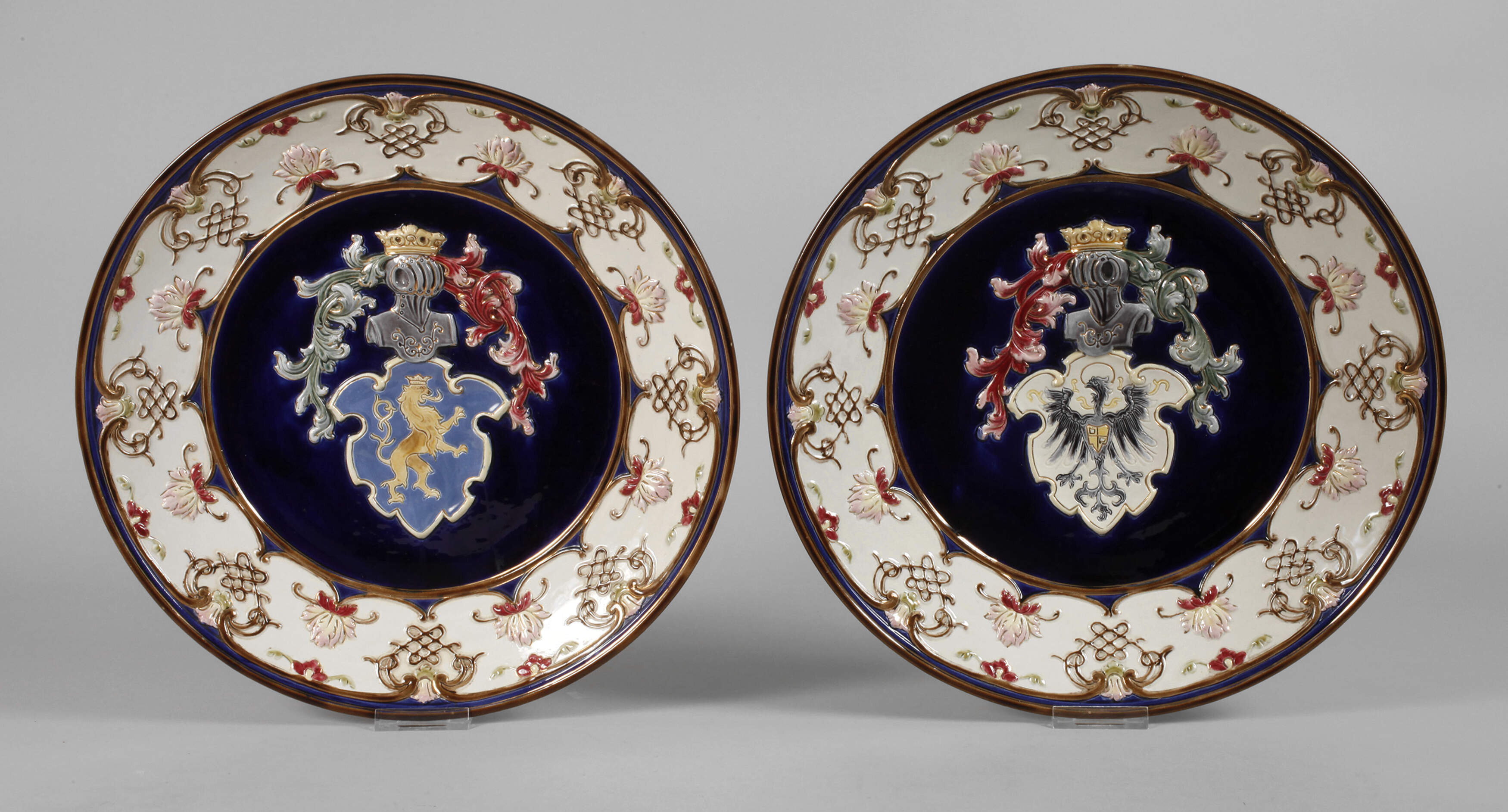 Zwei große Wappenteller Historismus