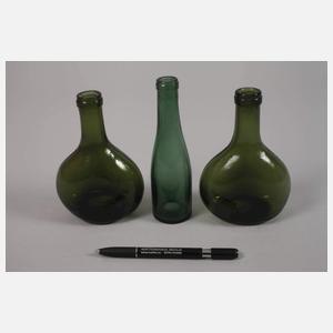 Drei kleine Weinflaschen