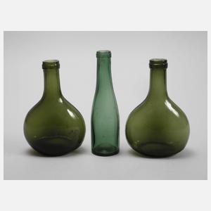 Drei kleine Weinflaschen