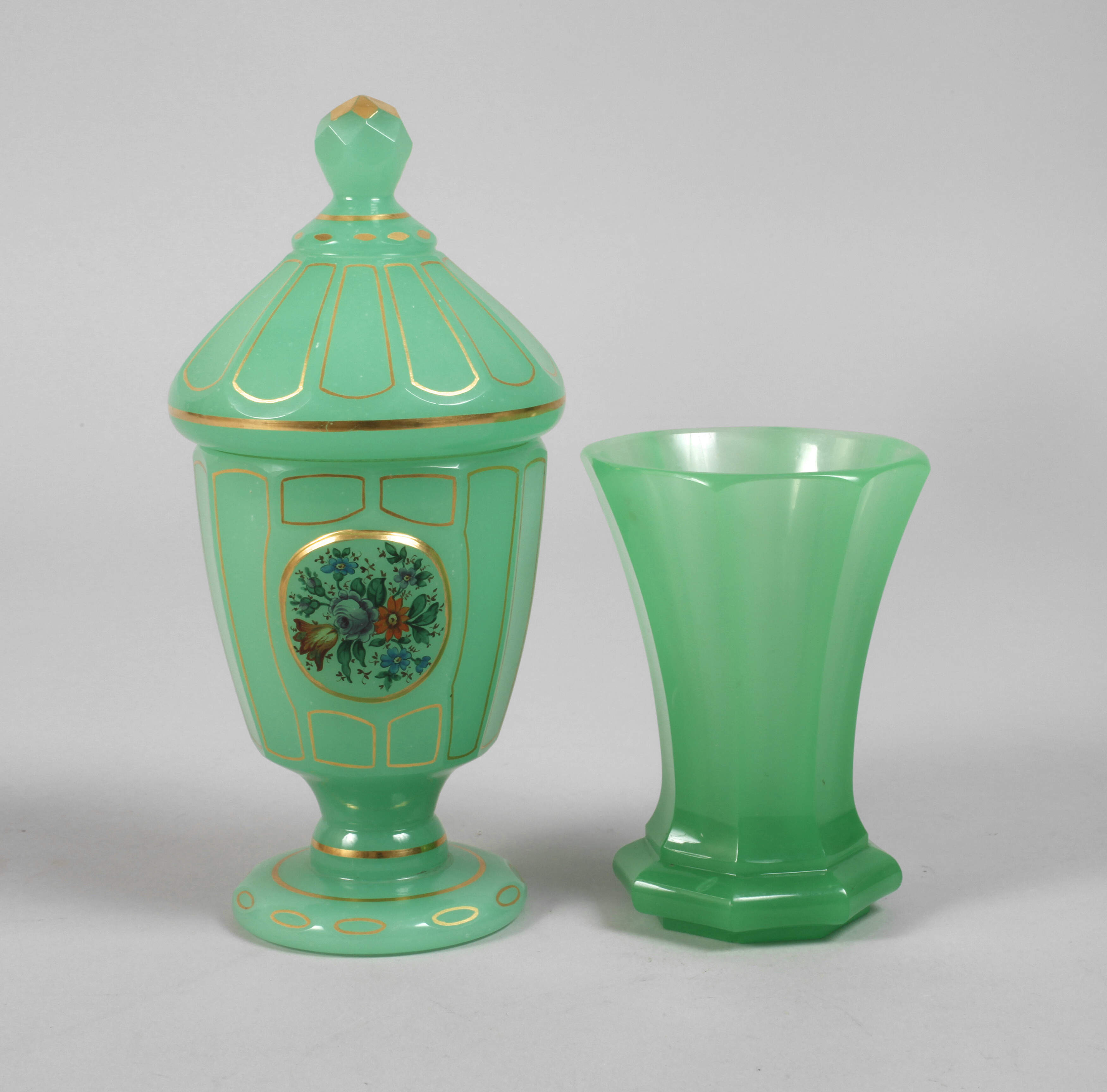 Deckelpokal und Becher Chrysoprasglas