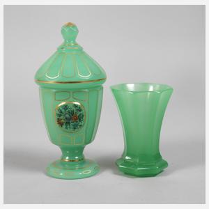 Deckelpokal und Becher Chrysoprasglas