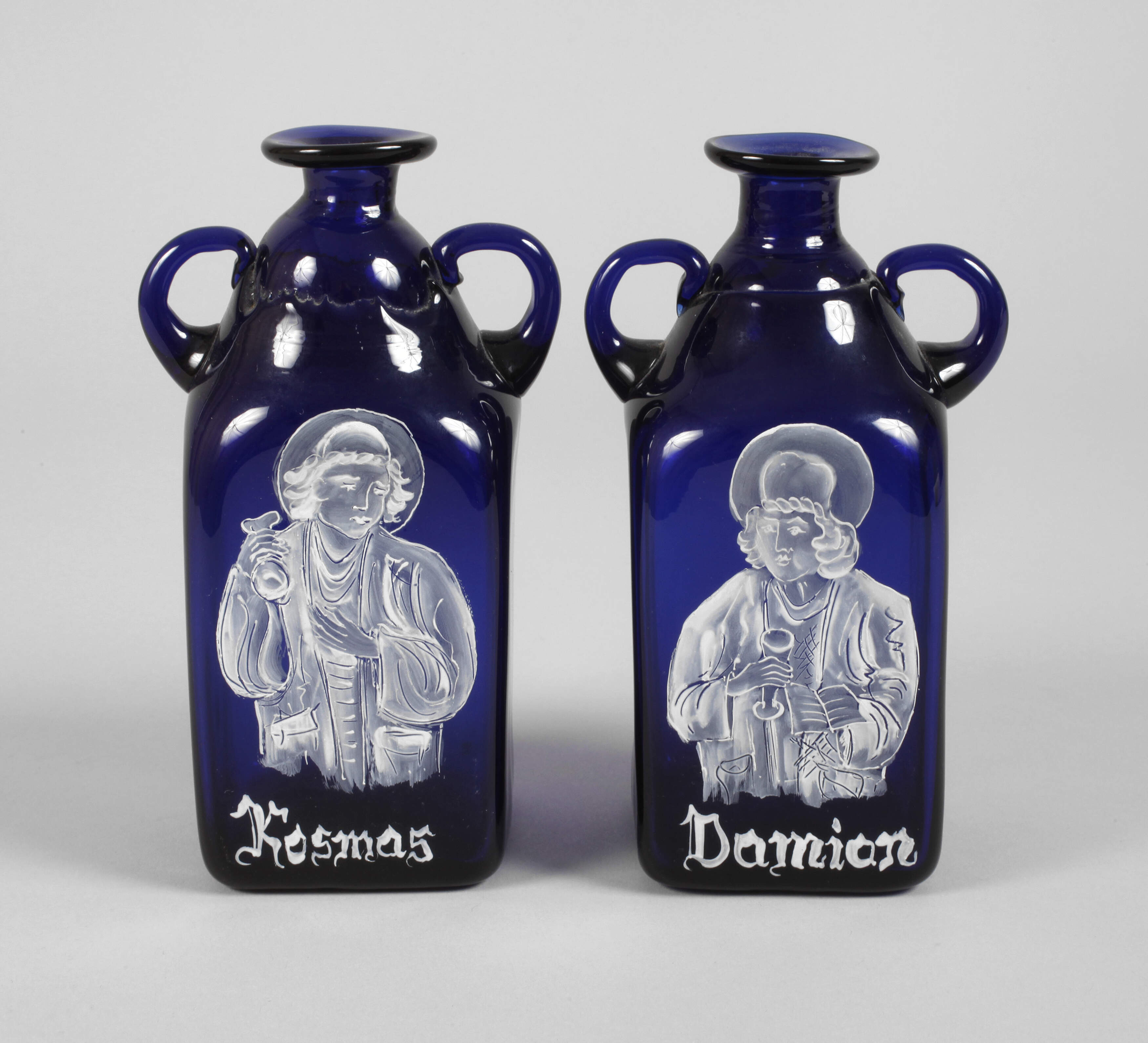 Zwei Arzneigefäße mit Kosmas und Damian