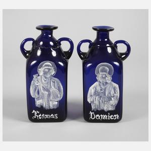 Zwei Arzneigefäße mit Kosmas und Damian