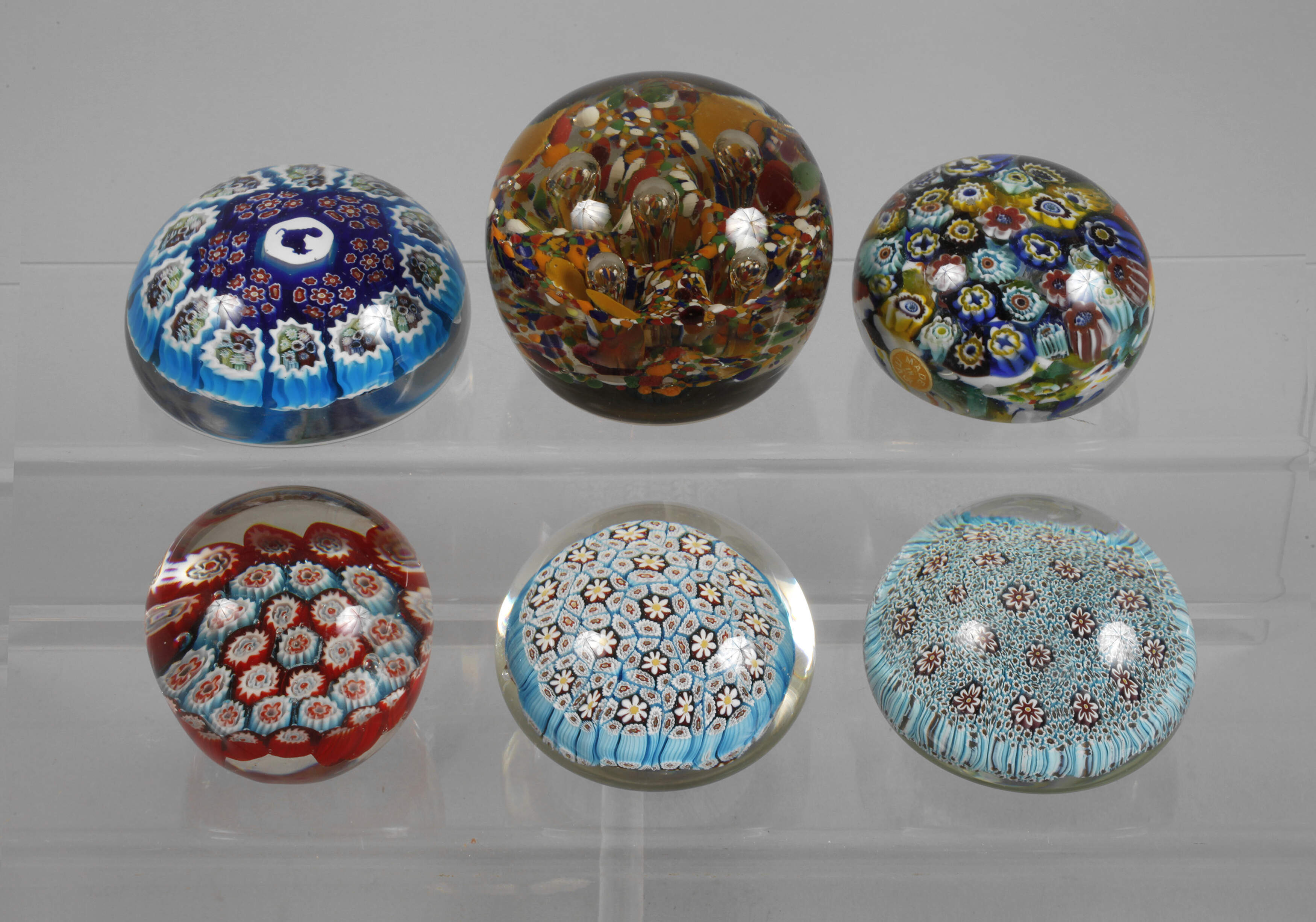 Sechs Paperweights