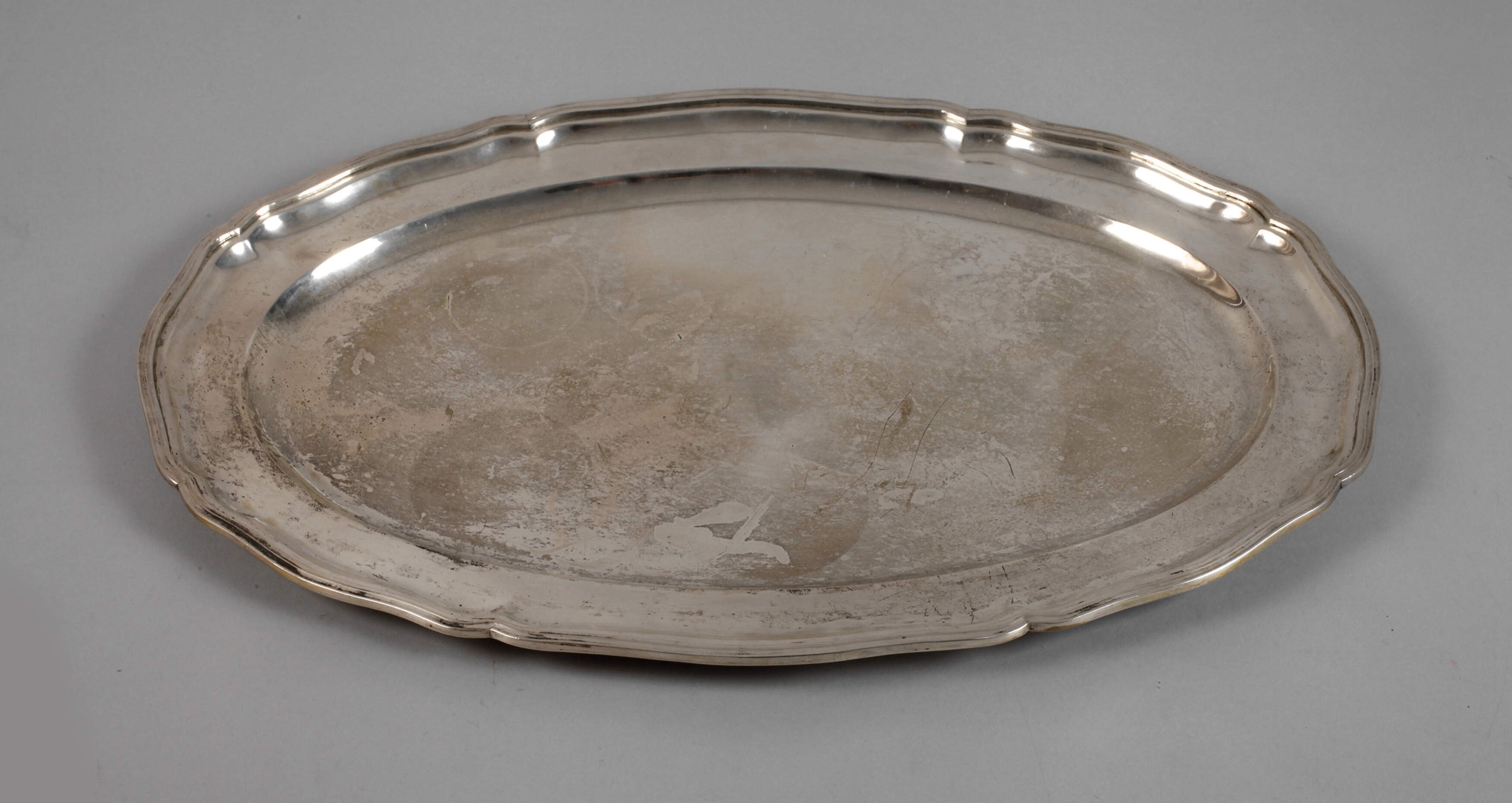 Großes handgetriebenes Silbertablett