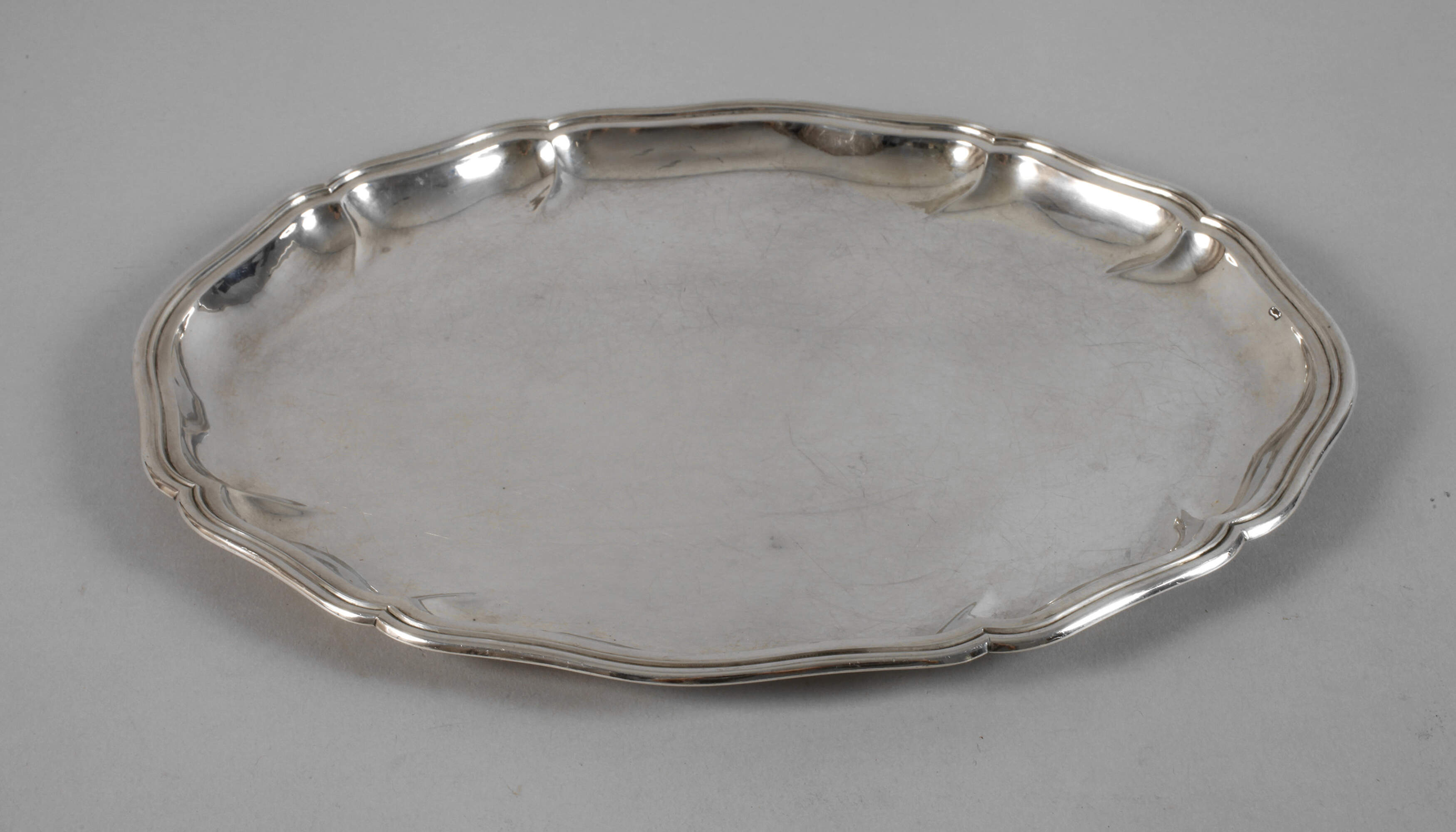 Ovales Silbertablett Chippendale-Form