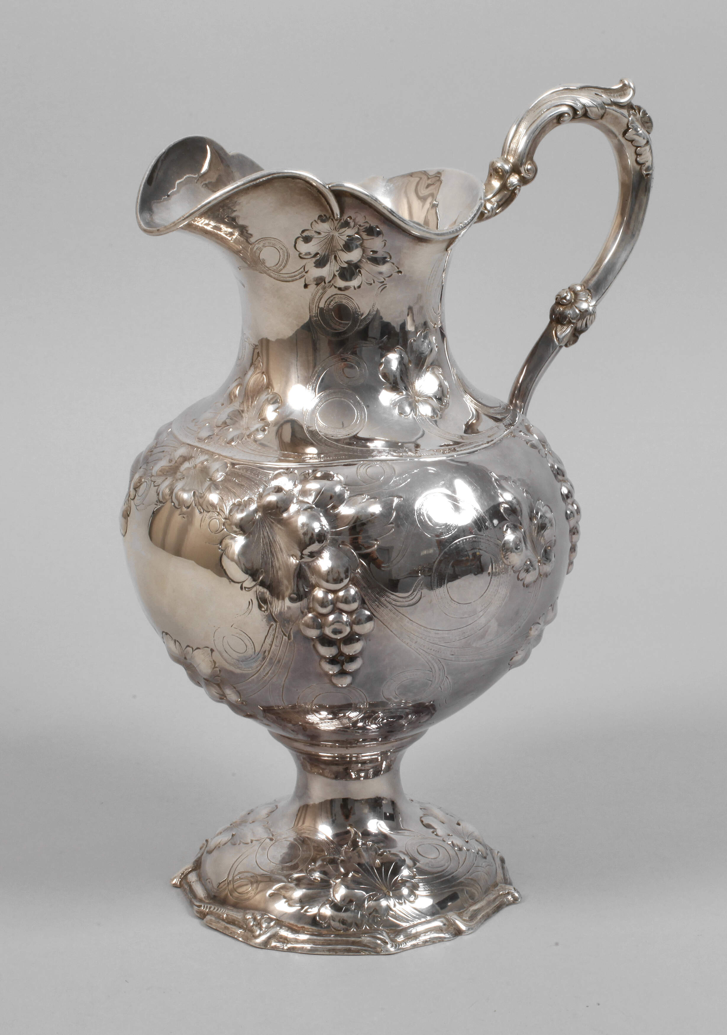 Silber bauchige Schenkkanne mit Weinlaubdekor