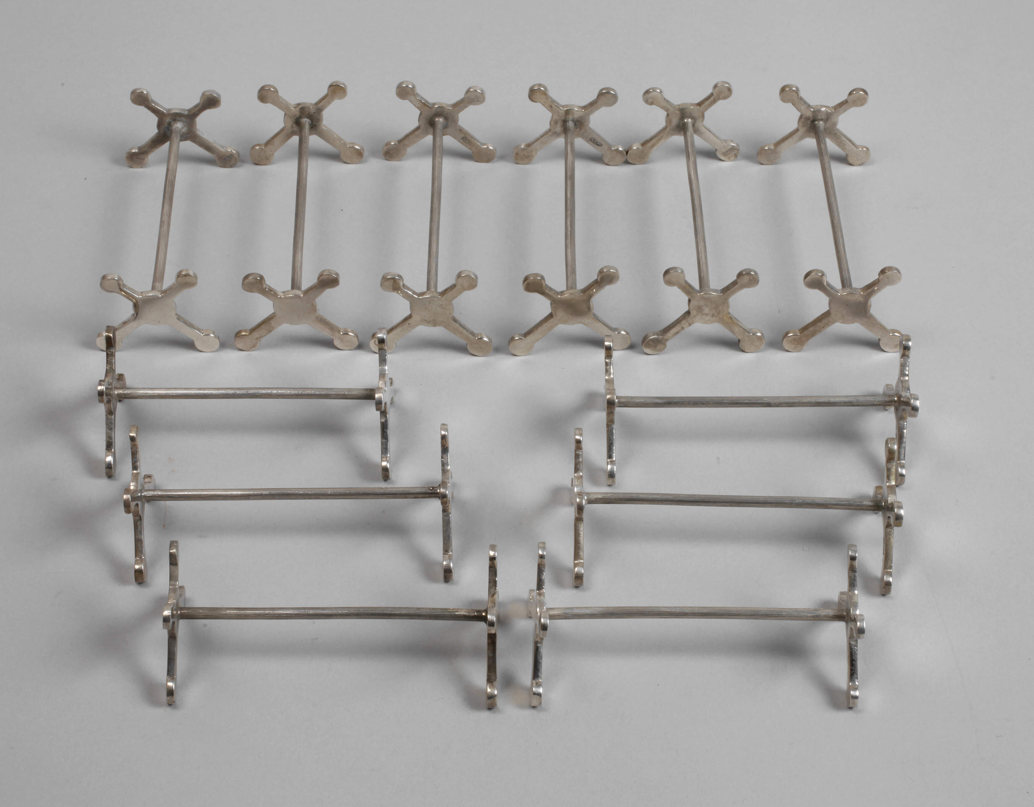 Zwölf Messerbänkchen Silber